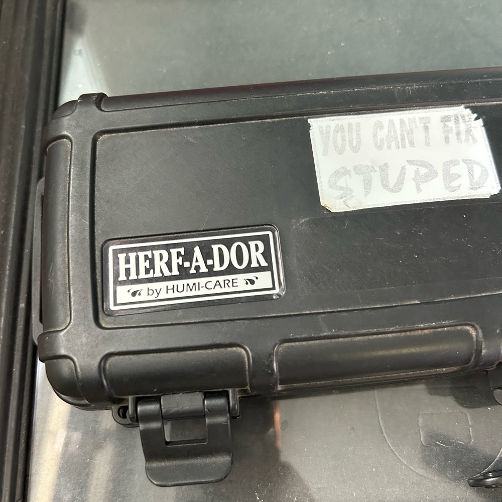Black Waterproof Humidor - Picture 5 of 10